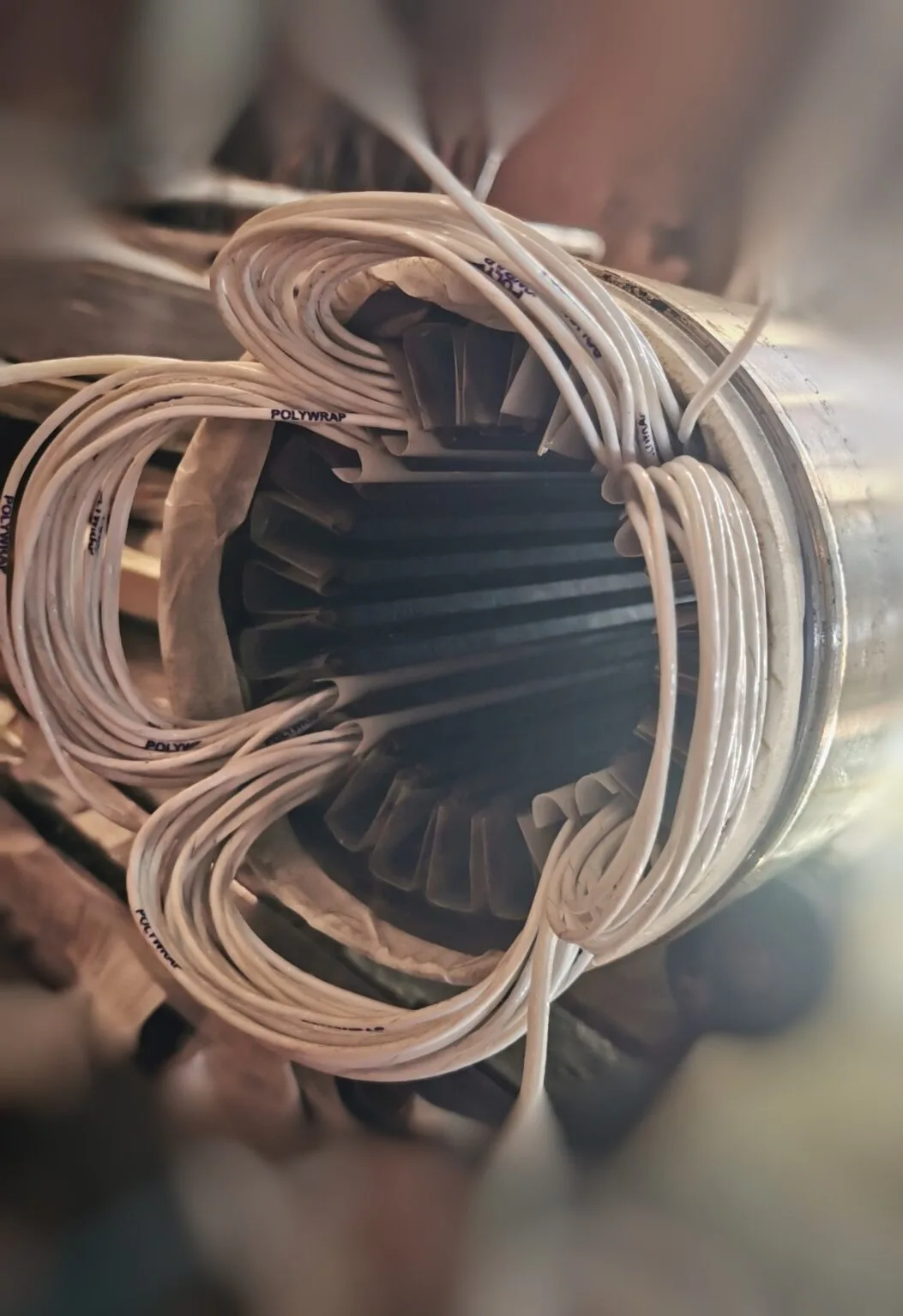 Insertion des bobines dans le stator du moteur