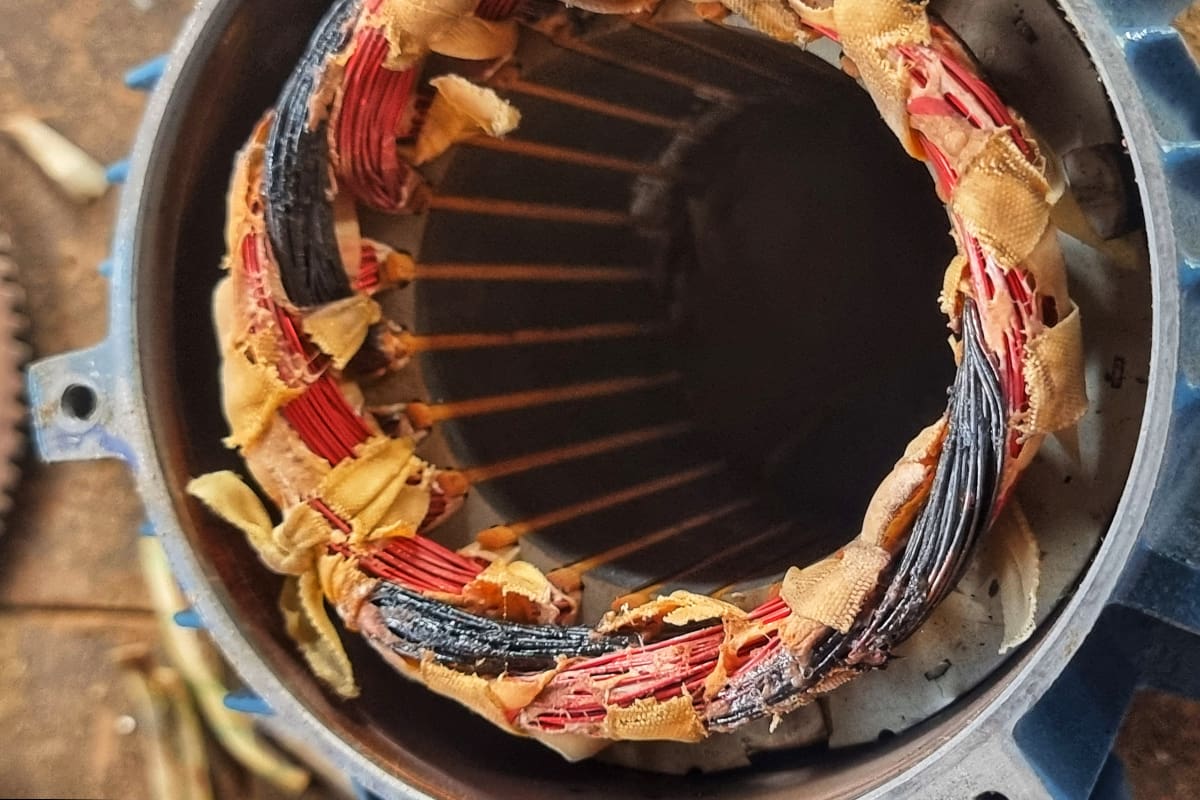 Enroulements d’un moteur électrique endommagés par une surchauffe