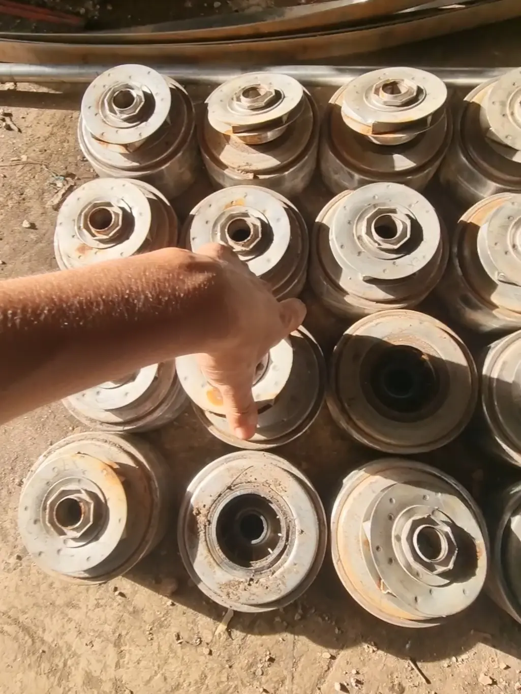 Examen visuel de plusieurs roues de pompe immergée démontées