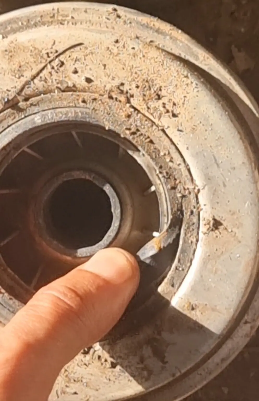 Gros plan sur une aube endommagée à l'intérieur d'une roue de pompe