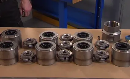 Éléments hydrauliques démontés et disposés sur une table