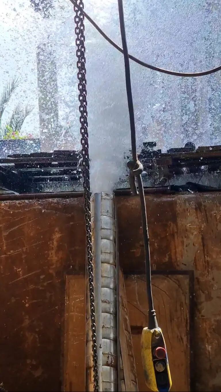 Pompe immergée verticale en cours d'essai avec sortie d'eau visible