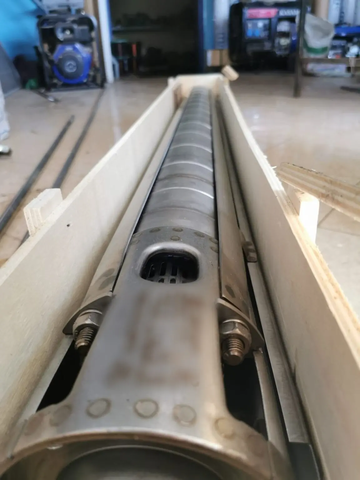 Pompe immergée disposée dans une caisse de protection en bois