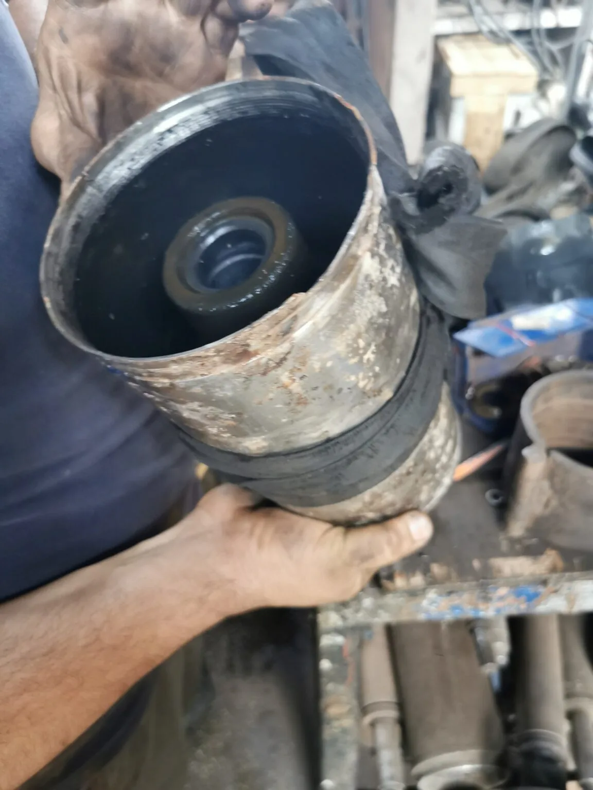 Démontage d’un moteur immergé avant inspection